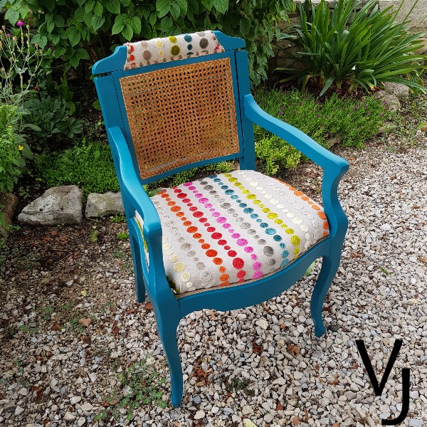Ancien fauteuil de coiffeur en bois à dossier réglable en hauteur. par Véronique Jallas